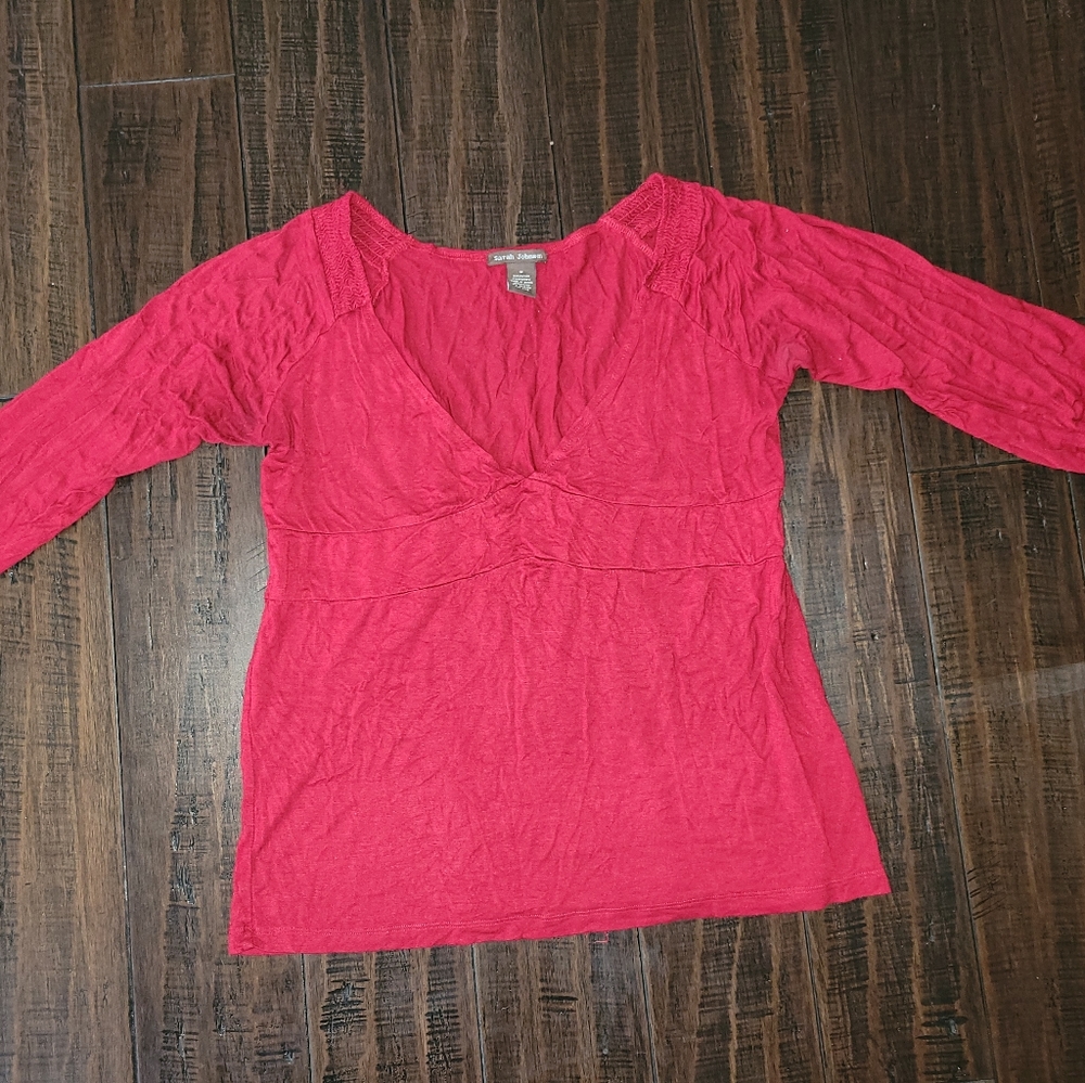 Sarah Johnson Red Vneck Top sz Medium